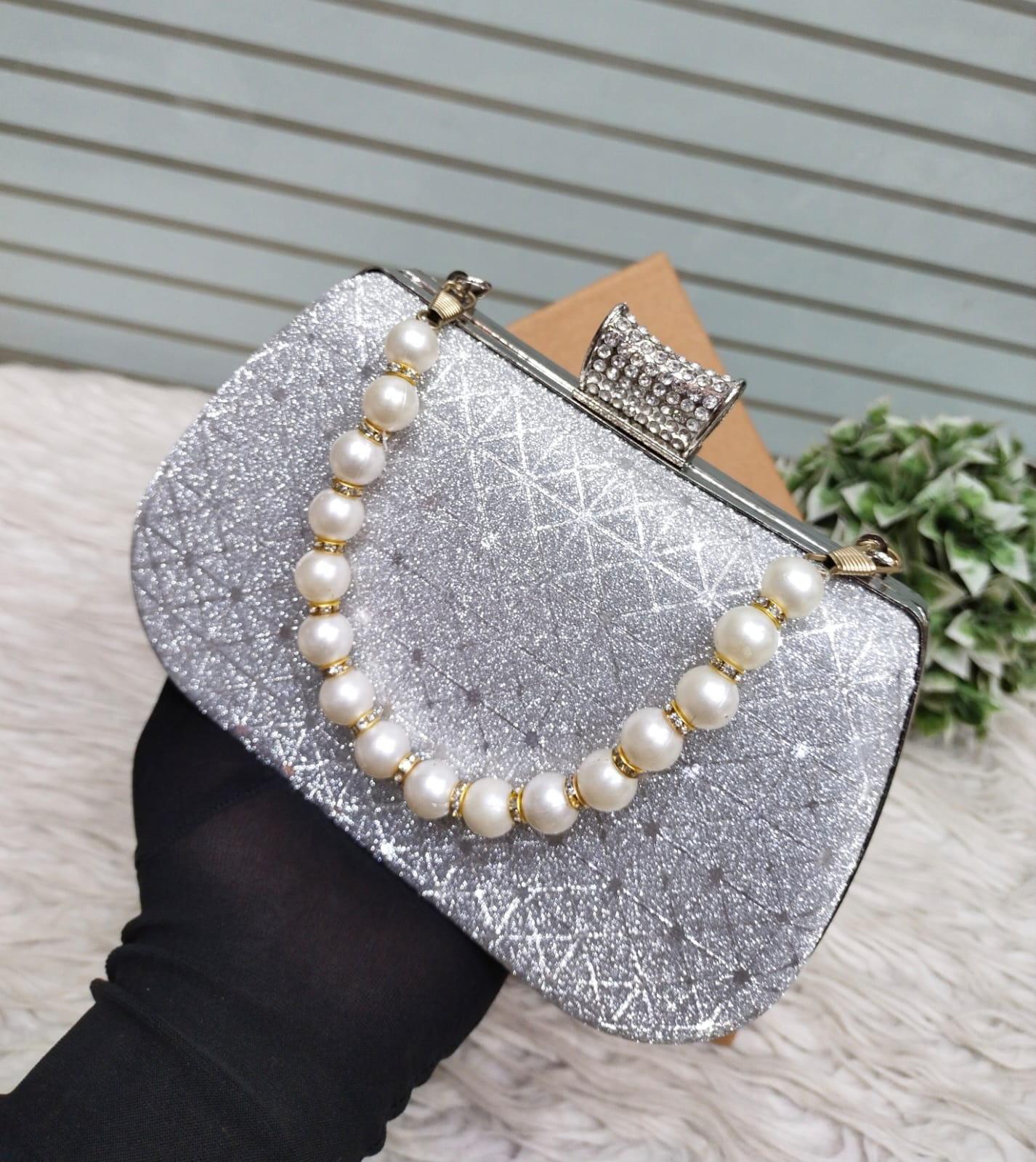 FANCY HAND CLUTCH