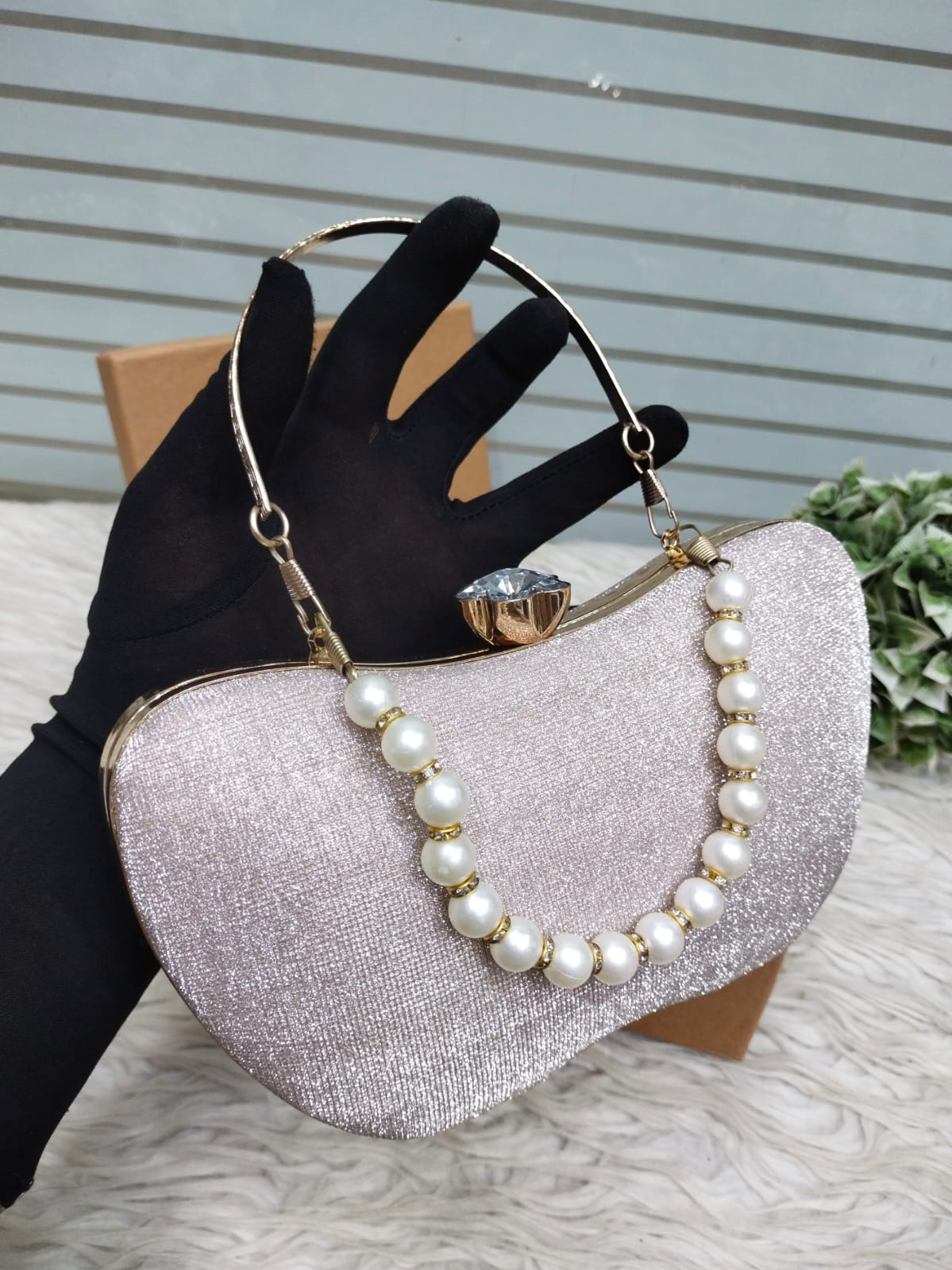 FANCY HAND CLUTCH